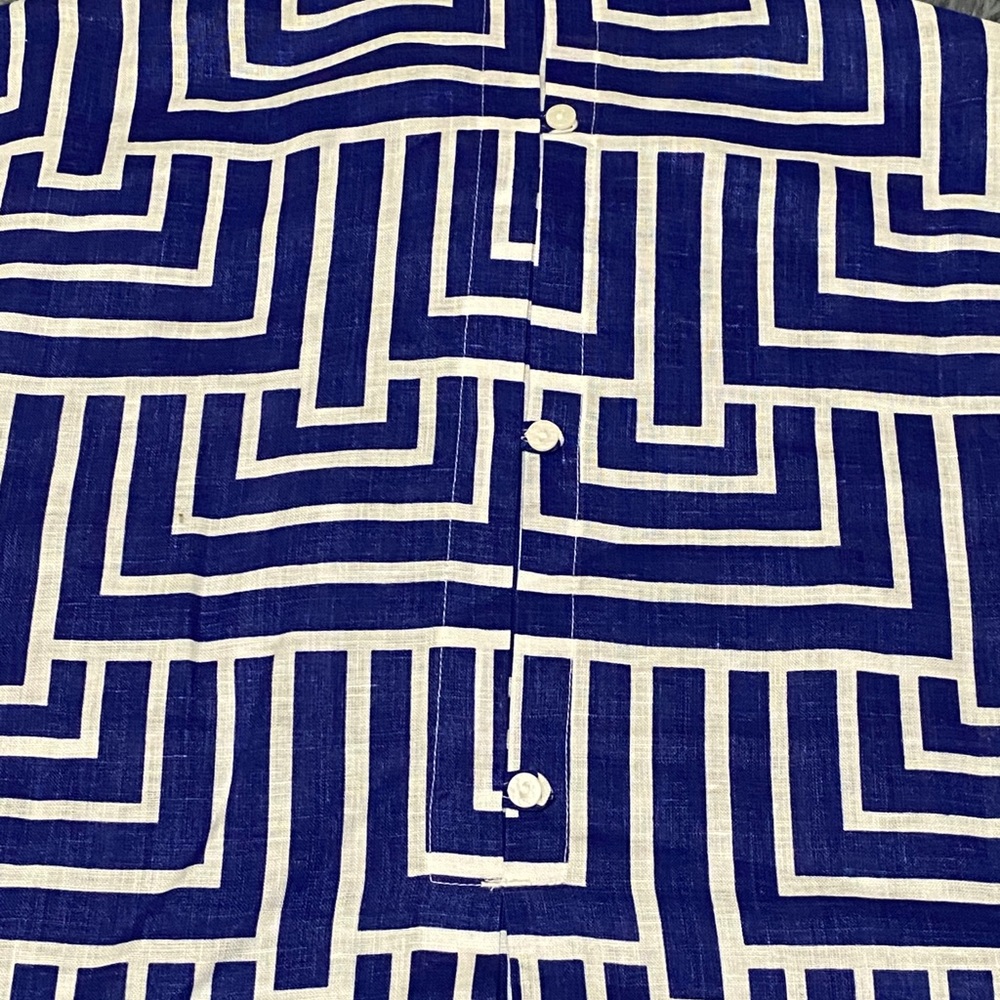 💙Chico’s blue no-iron geometric linen button down - Picture 7 of 7
